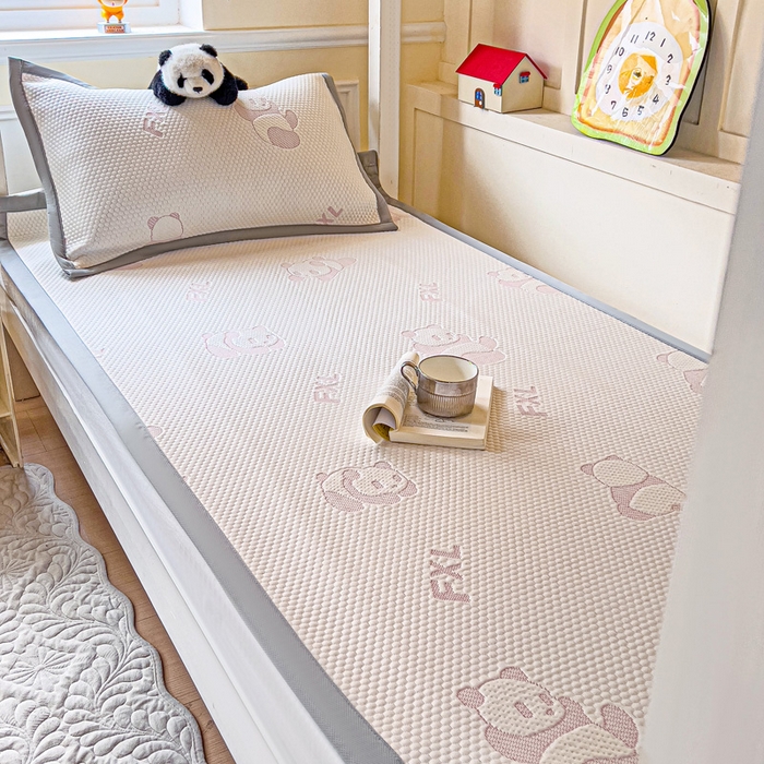 91家纺网 家纺一手货源 找家纺 富馨莱 2025新款A类480克PE凉感凉豆豆凉席三件套和单件学生款 熊猫嘟嘟-粉