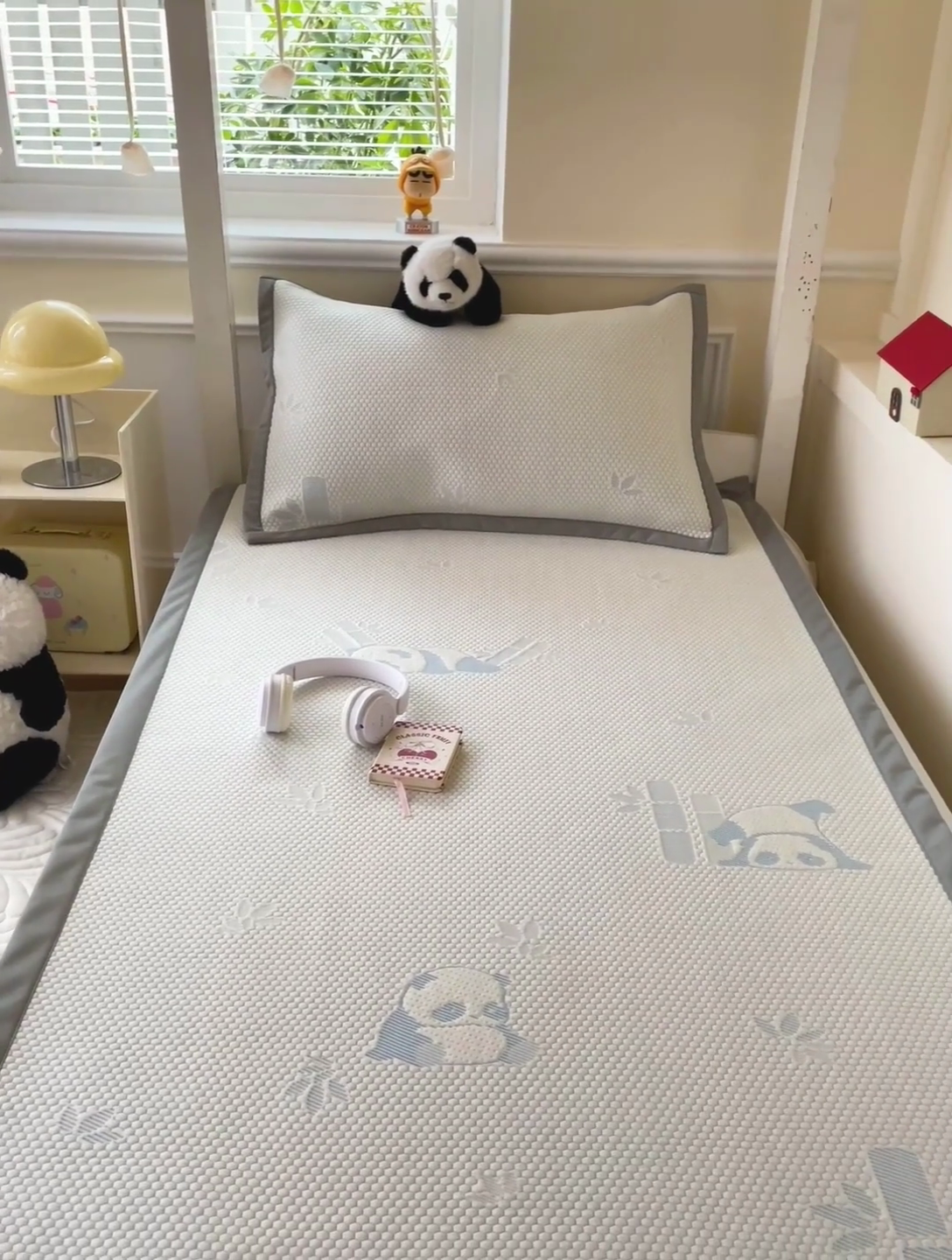 91家纺网 家纺一手货源 找家纺 富馨莱 2025新款A类480克PE凉感凉豆豆凉席三件套和单件学生款 熊猫嘟嘟-蓝