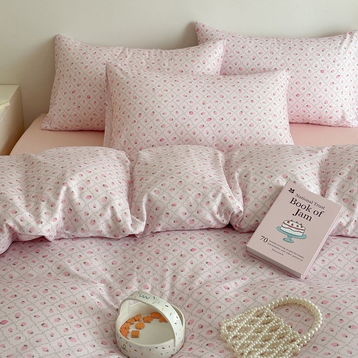 91家纺网 家纺一手货源 找家纺 塞纳 2026新款.全棉有氧双层纱四件套-场景一 奶油草莓-紫