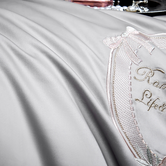 91家纺网 家纺一手货源 找家纺 U品汇 2025新款60s支贡缎长绒棉刺绣花四件套纯棉全棉100%棉礼盒包装 安妮贝尔-高级灰