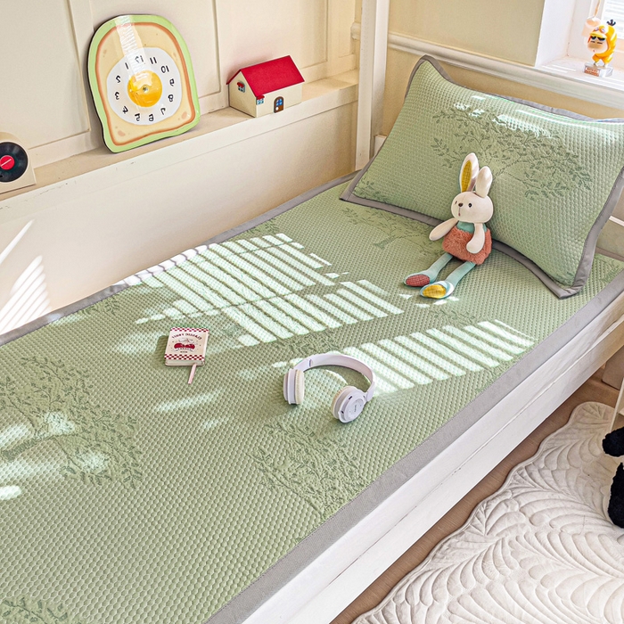 91家纺网 家纺一手货源 找家纺 富馨莱 2025新款A类480克PE凉感凉豆豆凉席三件套和单件学生款 发财树-绿