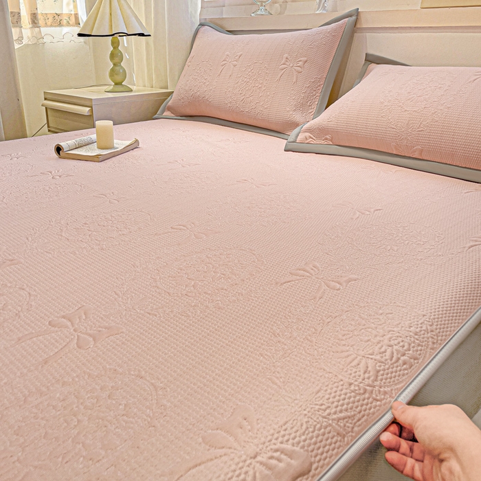 91家纺网 家纺一手货源 找家纺 富馨莱 2025新款A类480克PE凉感凉豆豆凉席三件套和单件床笠款 蝴蝶結-奶昔粉