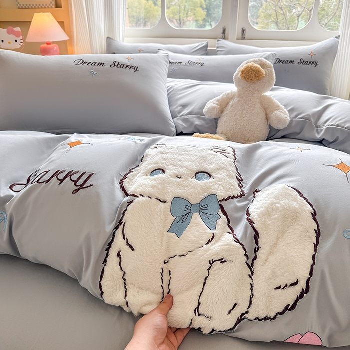 91家纺网 家纺一手货源 找家纺 凯美 2025新款超柔水洗棉卡通贴布绣四件套 幸运小猫-浅灰