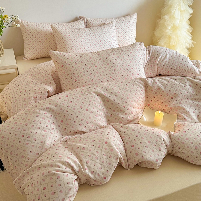 91家纺网 家纺一手货源 找家纺 塞纳 2026新款.全棉有氧双层纱四件套-场景一 奶油草莓-咖