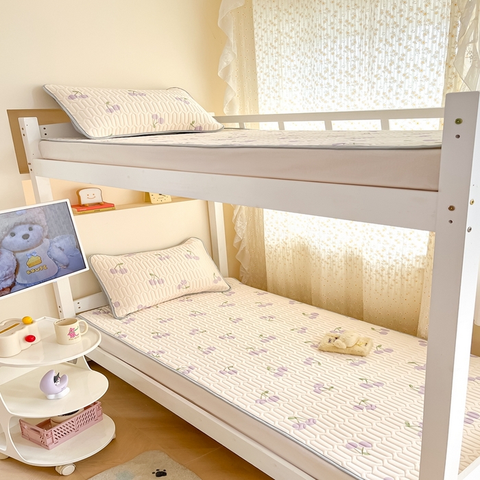 91家纺网 家纺一手货源 找家纺 川悦生活 2025新款小阪凉感丝印花凉席-学生床 奶噗樱桃