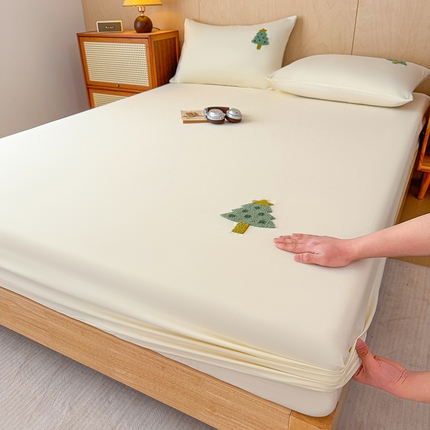 91家纺网 家纺一手货源 找家纺 澳梵家居 2025新款A类全棉毛巾绣床笠 小树-白