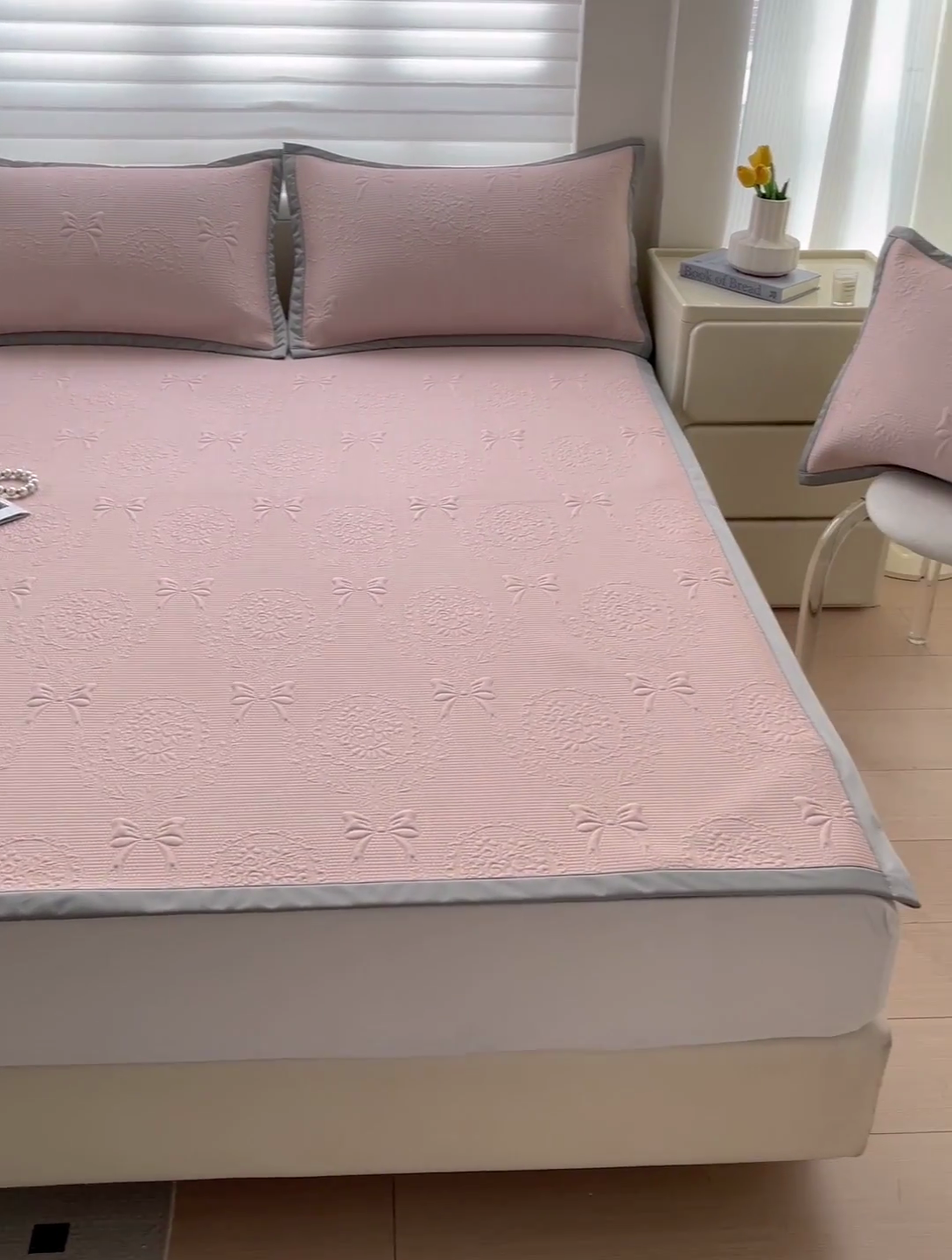 91家纺网 家纺一手货源 找家纺 富馨莱 2025新款A类480克PE凉感凉豆豆凉席三件套和单件平铺款 蝴蝶結-奶昔粉