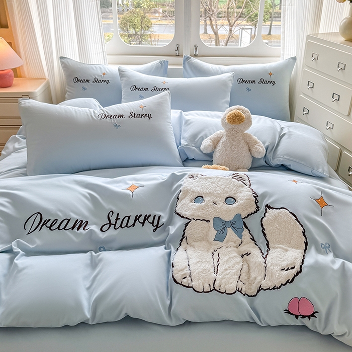 91家纺网 家纺一手货源 找家纺 凯美 2025新款超柔水洗棉卡通贴布绣四件套 幸运小猫-浅蓝