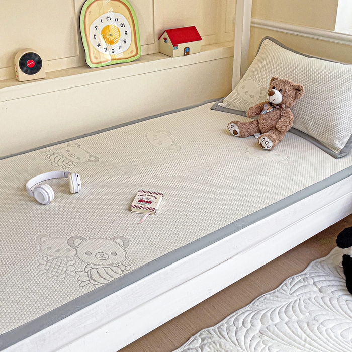 91家纺网 家纺一手货源 找家纺 富馨莱 2025新款A类480克PE凉感凉豆豆凉席三件套和单件学生款 快乐熊仔