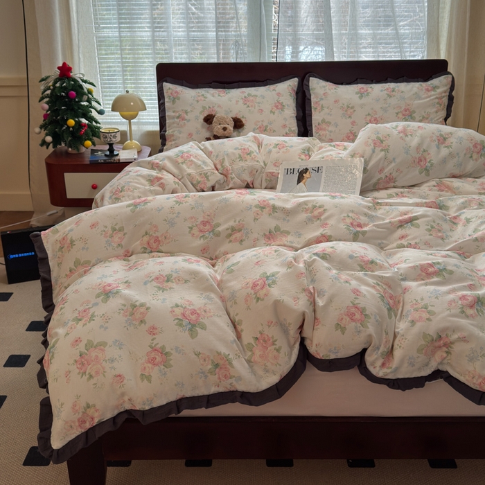 91家纺网 家纺一手货源 找家纺 曼之夏 2025春夏新款A类全棉纯棉邹邹纱花边款四件套 秘密花园