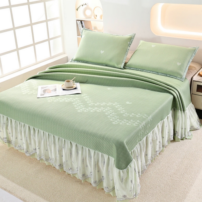 91家纺网 家纺一手货源 找家纺 新月家纺（锦威郎）2025新款凉爽亲肤凉豆豆床裙 爱心床裙绿