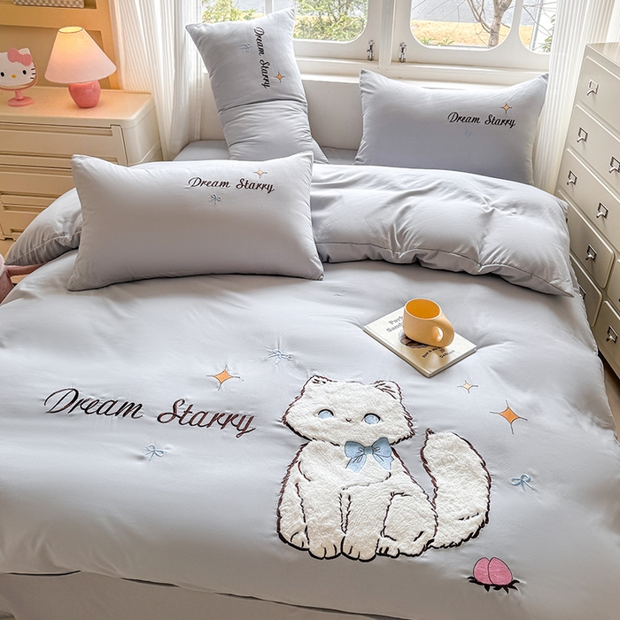 91家纺网 家纺一手货源 找家纺 凯美 2025新款超柔水洗棉卡通贴布绣四件套 幸运小猫-浅灰