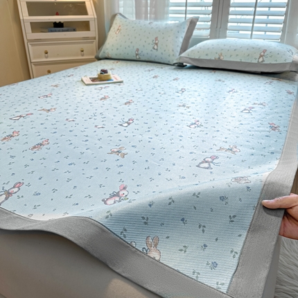 席佬大 2025新款高克重卡通数码印花冰藤席床席床笠款 森系小兔-平铺款