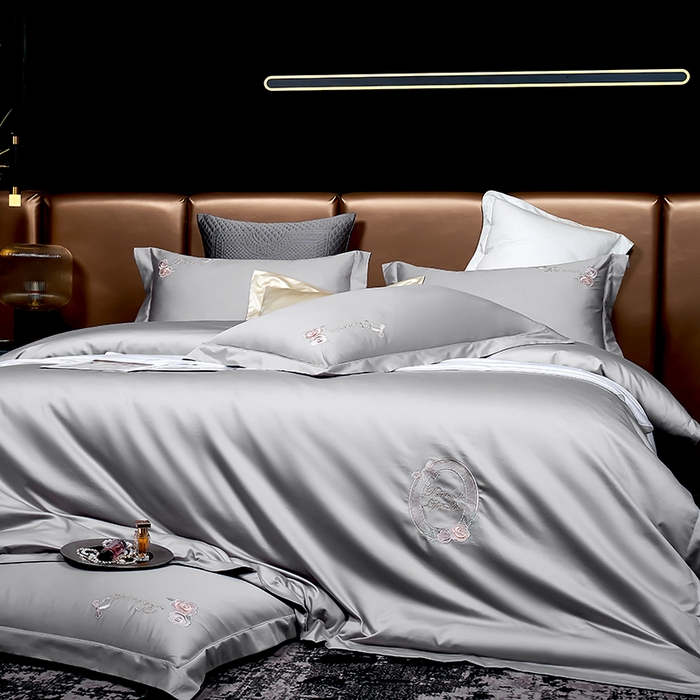 91家纺网 家纺一手货源 找家纺 U品汇 2025新款60s支贡缎长绒棉刺绣花四件套纯棉全棉100%棉礼盒包装 安妮贝尔-高级灰