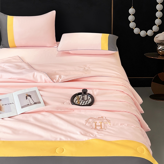 91家纺网 家纺一手货源 找家纺 梦舒羽 2025新款清凉舒适水洗冰丝双拼亮钻夏被四件套 双拼亮钻优雅粉