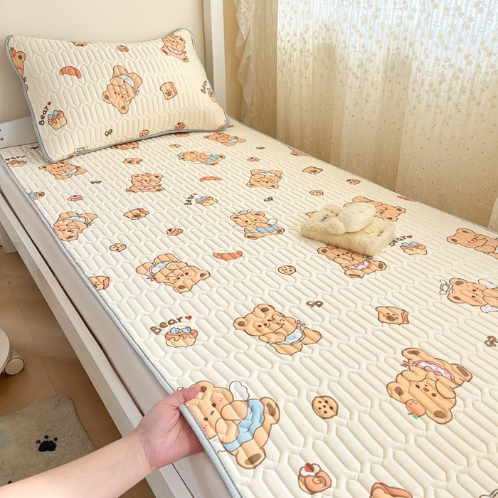 91家纺网 家纺一手货源 找家纺 川悦生活 2025新款小阪凉感丝印花凉席-学生床 奶芙熊