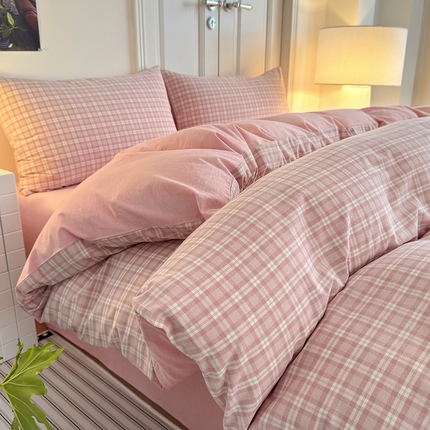 91家纺网 家纺一手货源 找家纺 玖弘家居 2025新款水洗棉格子系列四件套 简约格粉