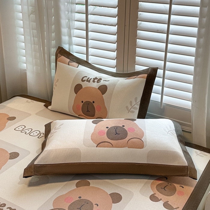 91家纺网 家纺一手货源 找家纺 席佬大 2025新款高克重卡通数码印花冰藤席床席床笠款 卡皮巴拉-平铺款-平铺款