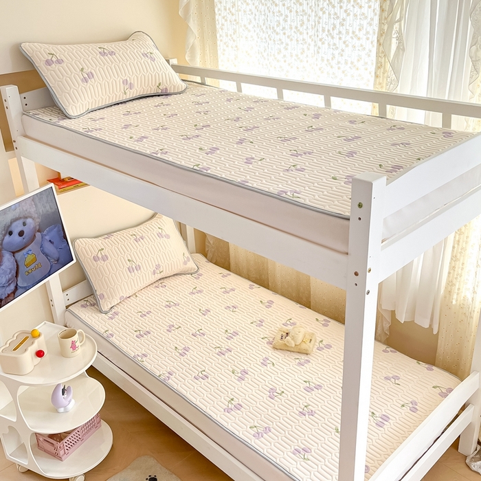 91家纺网 家纺一手货源 找家纺 川悦生活 2025新款小阪凉感丝印花凉席-学生床 奶噗樱桃