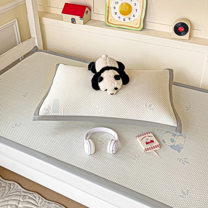 91家纺网 家纺一手货源 找家纺 富馨莱 2025新款A类480克PE凉感凉豆豆凉席三件套和单件学生款 熊猫嘟嘟-蓝