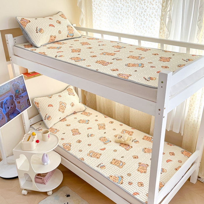 91家纺网 家纺一手货源 找家纺 川悦生活 2025新款小阪凉感丝印花凉席-学生床 奶芙熊