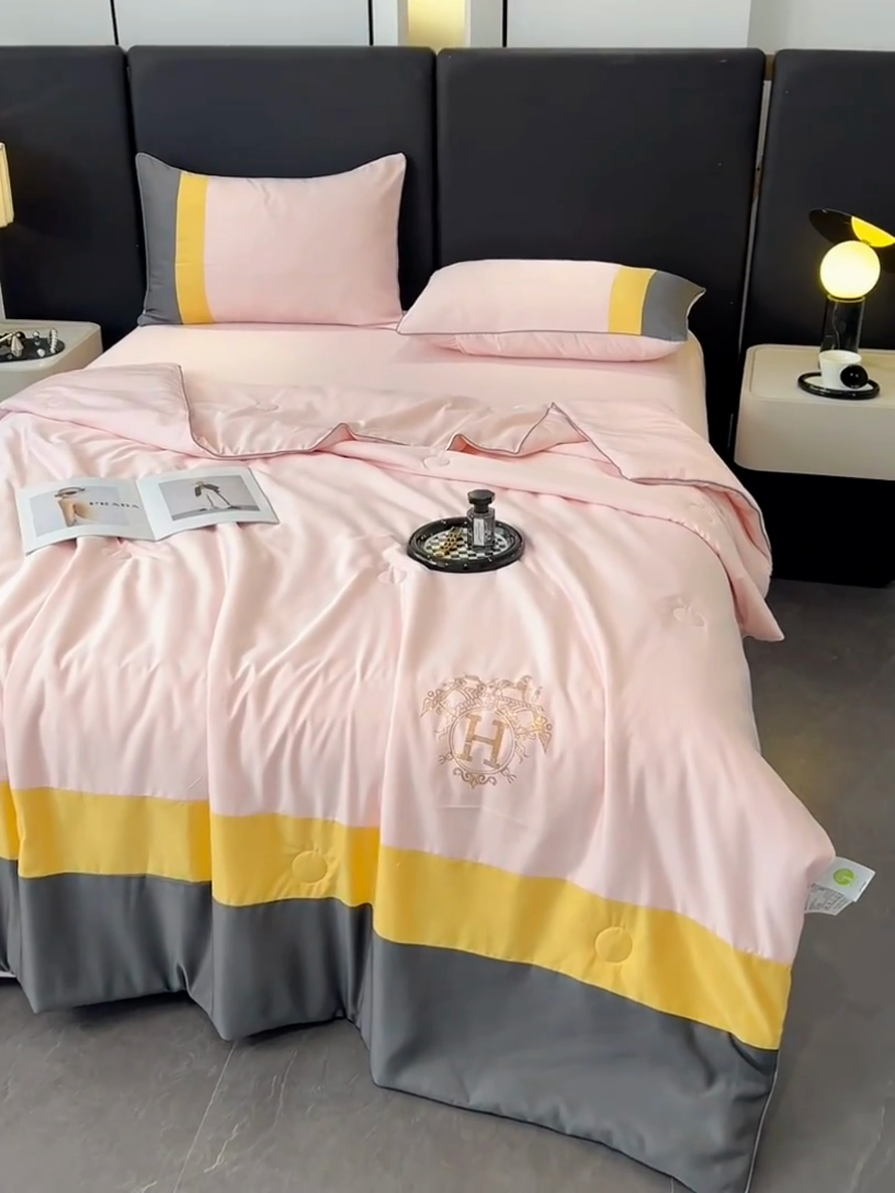 91家纺网 家纺一手货源 找家纺 梦舒羽 2025新款清凉舒适水洗冰丝双拼亮钻夏被 双拼亮钻优雅粉