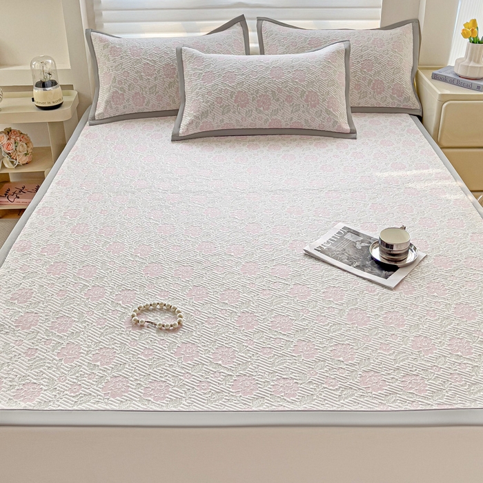 91家纺网 家纺一手货源 找家纺 富馨莱 2025新款A类480克PE凉感凉豆豆凉席三件套和单件平铺款 玫瑰花园-粉