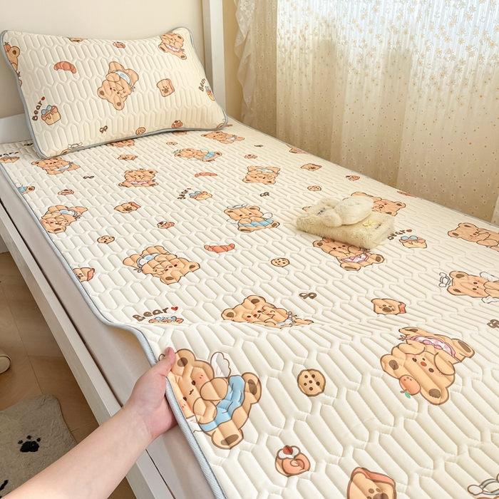 91家纺网 家纺一手货源 找家纺 川悦生活 2025新款小阪凉感丝印花凉席-学生床 奶芙熊