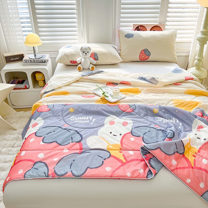 91家纺网 家纺一手货源 找家纺 好梦来家纺（原锦茂家纺） 2025新款印花凉感丝抗菌夏被 草莓兔