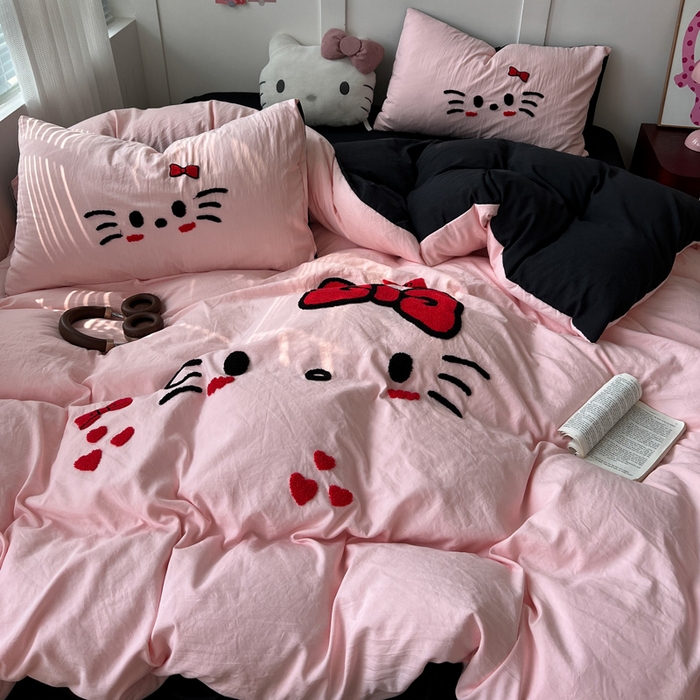 91家纺网 家纺一手货源 找家纺 优色良品家纺 2025新款110克超柔水洗棉卡通毛巾绣四件套 蝴蝶猫咪-粉黑