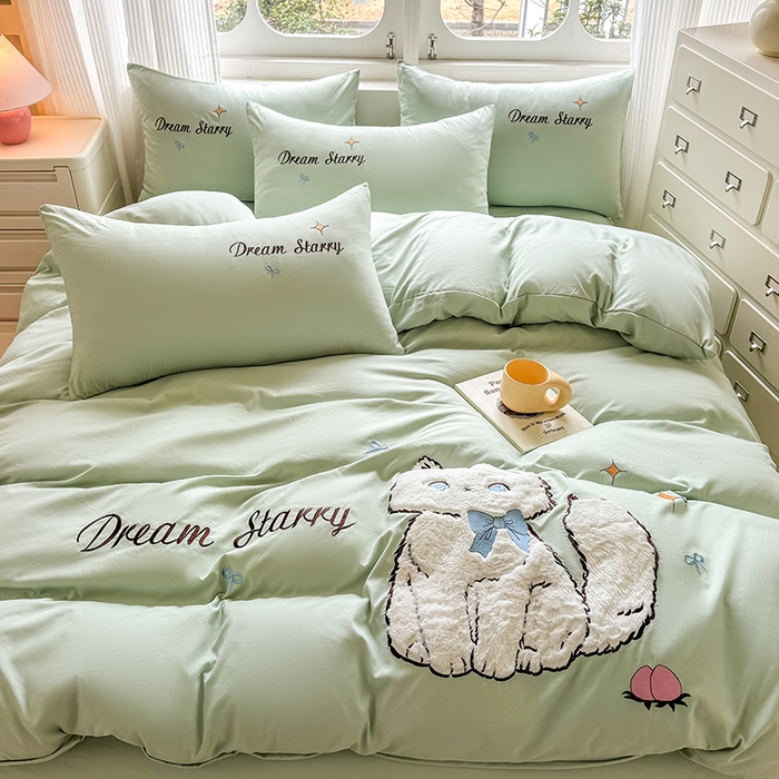 91家纺网 家纺一手货源 找家纺 凯美 2025新款超柔水洗棉卡通贴布绣四件套 幸运小猫-浅绿