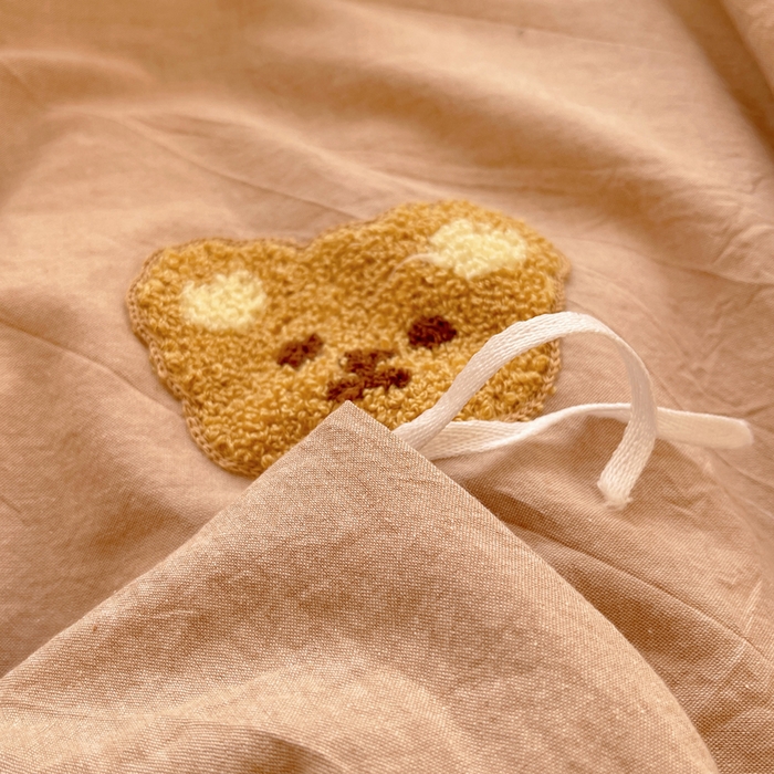 91家纺网 家纺一手货源 找家纺 慕尚家纺 2025新款春夏新款色织水洗棉毛巾绣四件套 嘟嘟熊 咖