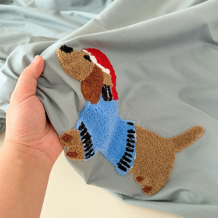 91家纺网 家纺一手货源 找家纺 澳梵家居 2025新款A类全棉毛巾绣床笠 腊肠小狗-灰