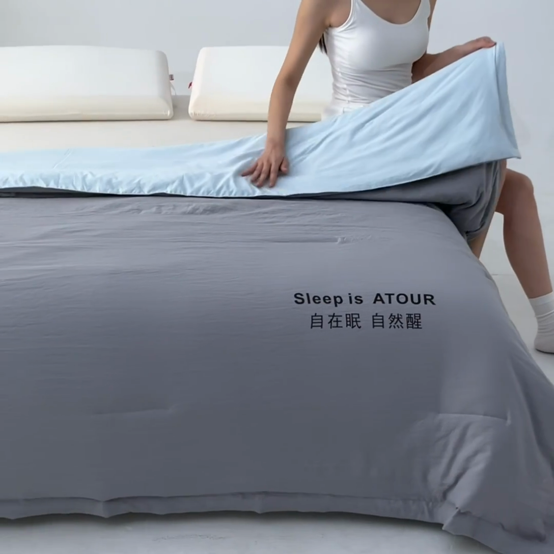 91家纺网 家纺一手货源 找家纺 暖芯家纺 2025新款亚朵同款深睡Pro夏被自在眠自然醒 浅灰+克莱茵蓝
