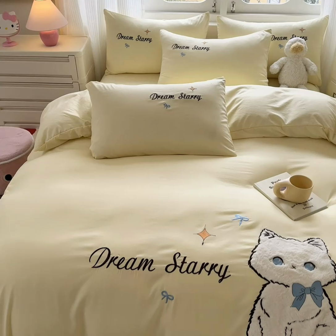 91家纺网 家纺一手货源 找家纺 凯美 2025新款超柔水洗棉卡通贴布绣四件套 幸运小猫-浅黄