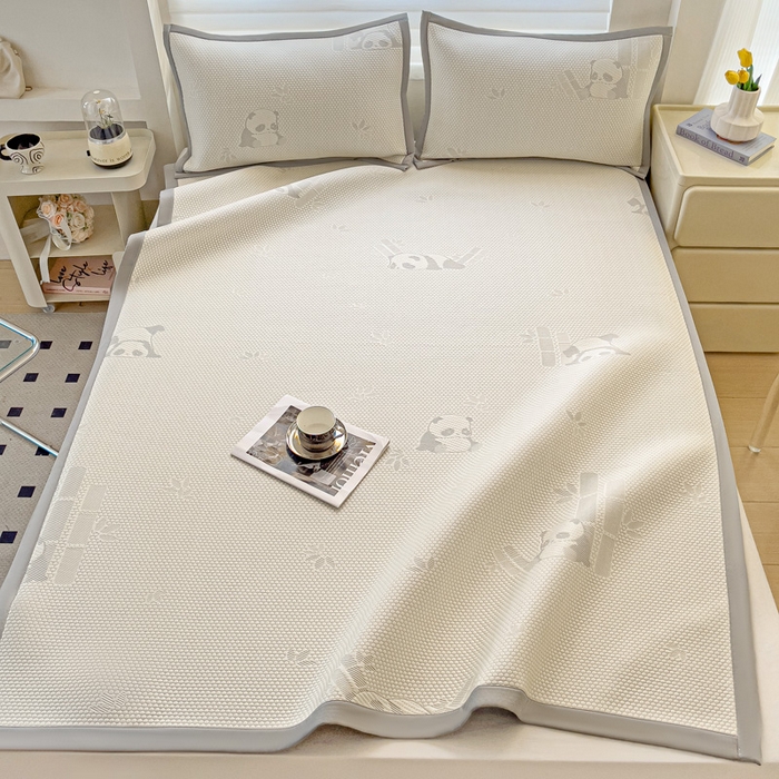 91家纺网 家纺一手货源 找家纺 富馨莱 2025新款A类480克PE凉感凉豆豆凉席三件套和单件平铺款 熊猫嘟嘟-灰