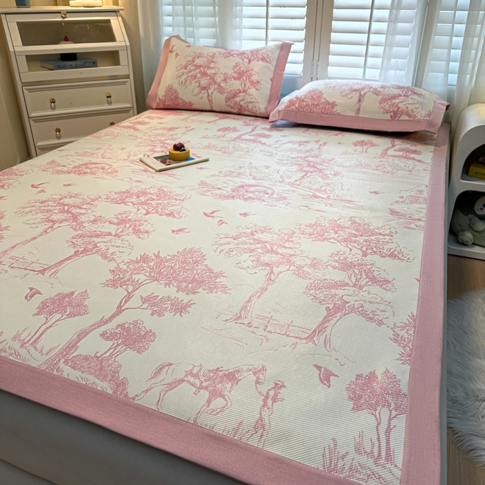 91家纺网 家纺一手货源 找家纺 席佬大 2025新款高克重卡通数码印花冰藤席床席床笠款 丛林间-粉-平铺款-平铺款