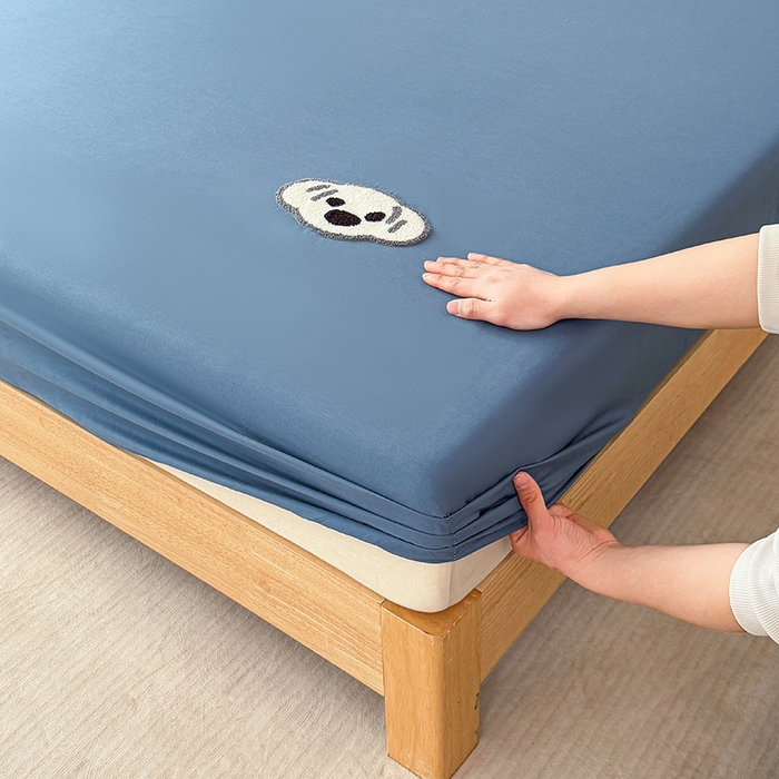 91家纺网 家纺一手货源 找家纺 澳梵家居 2025新款A类全棉毛巾绣床笠 小白-藏蓝