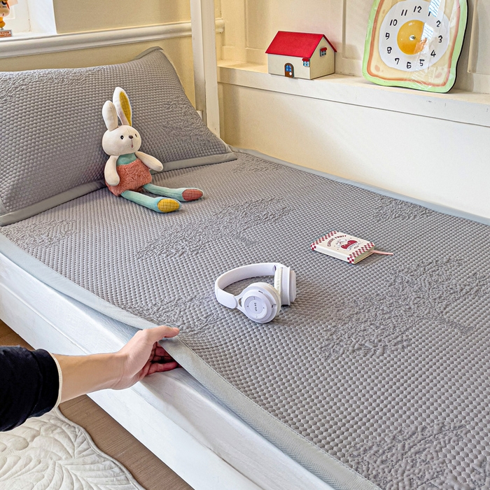 91家纺网 家纺一手货源 找家纺 富馨莱 2025新款A类480克PE凉感凉豆豆凉席三件套和单件学生款 发财树-灰