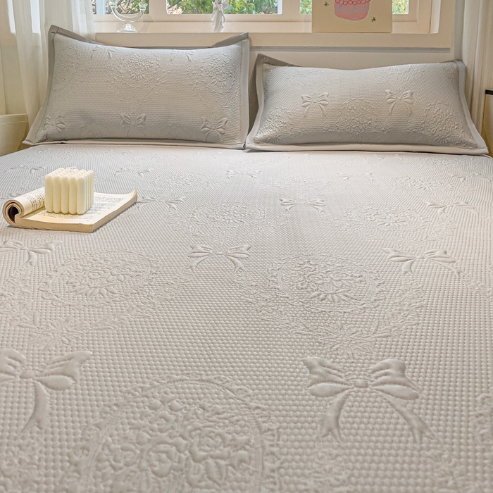 91家纺网 家纺一手货源 找家纺 富馨莱 2025新款A类480克PE凉感凉豆豆凉席三件套和单件床笠款 蝴蝶結-灰