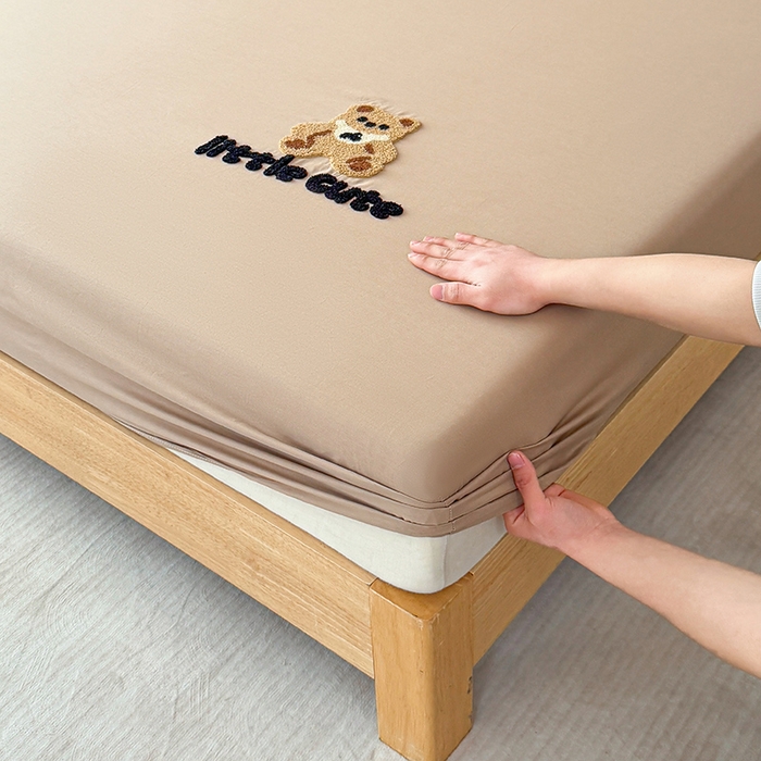 91家纺网 家纺一手货源 找家纺 澳梵家居 2025新款A类全棉毛巾绣床笠 咖啡熊