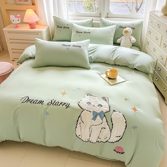 91家纺网 家纺一手货源 找家纺 凯美 2025新款超柔水洗棉卡通贴布绣四件套 幸运小猫-浅绿