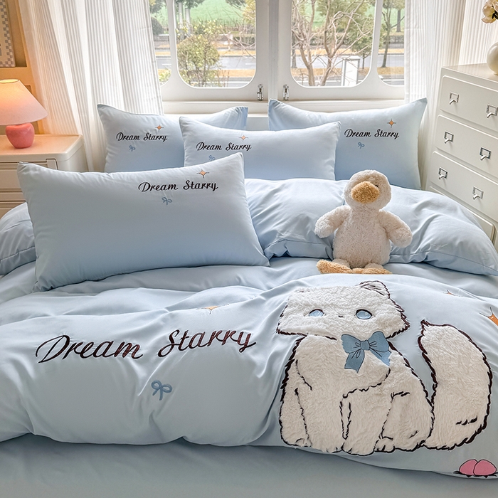 91家纺网 家纺一手货源 找家纺 凯美 2025新款超柔水洗棉卡通贴布绣四件套 幸运小猫-浅蓝