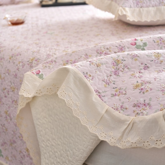 91家纺网 家纺一手货源 找家纺 漫仙阁家纺 2025新款热卖法式花边款加厚床盖床盖三件套 粉草莓