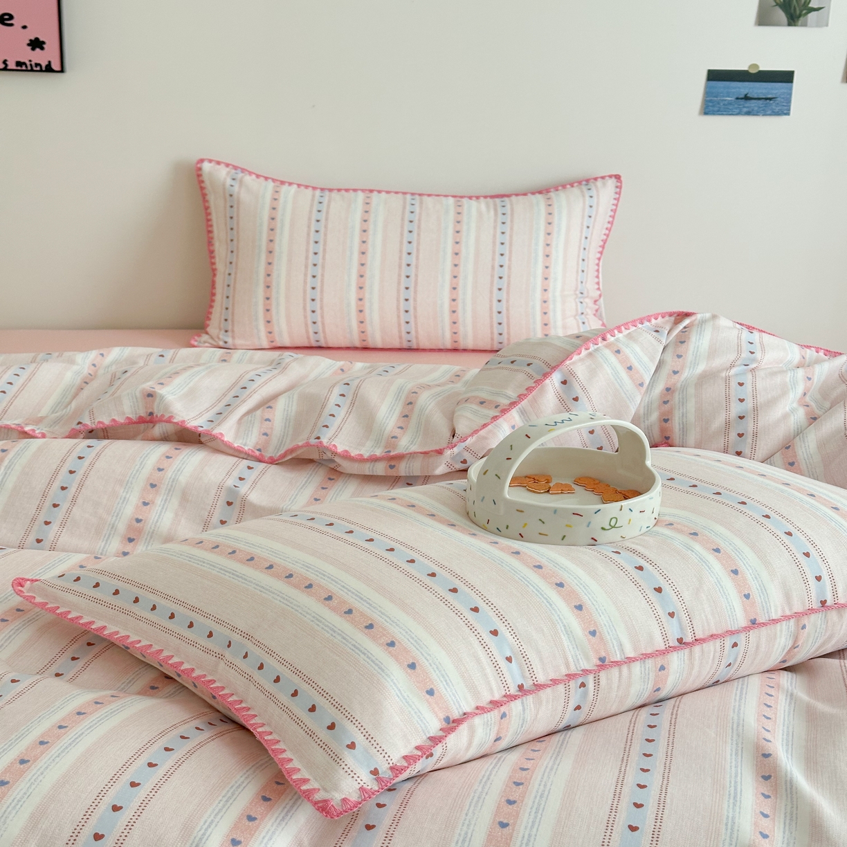 91家纺网 家纺一手货源 找家纺 2025新款春夏新品工艺款全棉双层纱贝壳边四件套 小心动