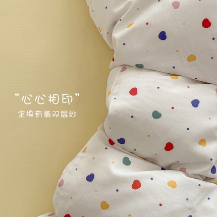 91家纺网 家纺一手货源 找家纺 2025新款全棉有氧A类母婴级双层纱印花四件套 心心相印