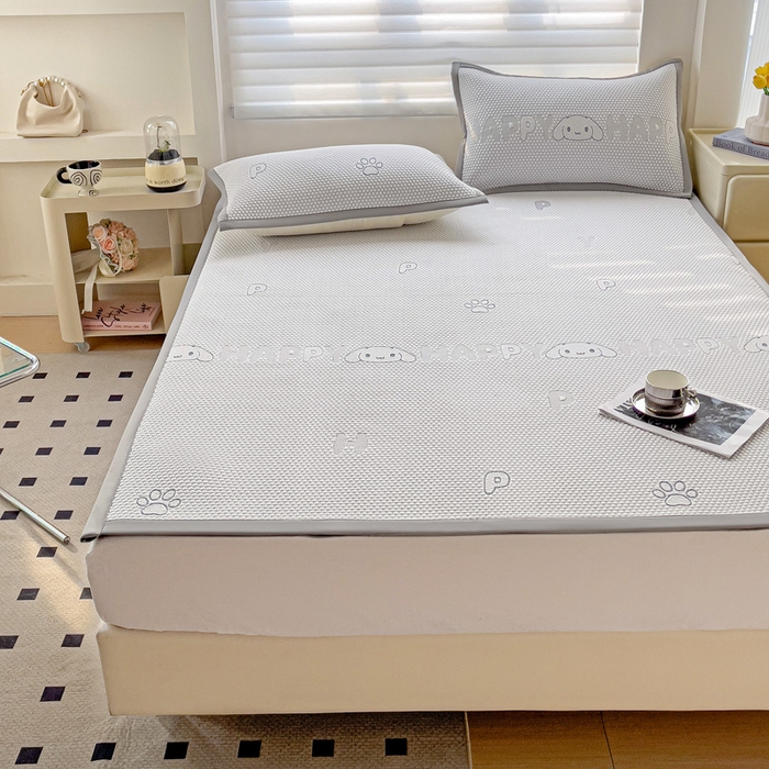 91家纺网 家纺一手货源 找家纺 富馨莱 2025新款A类480克PE凉感凉豆豆凉席三件套和单件平铺款 呆呆狗