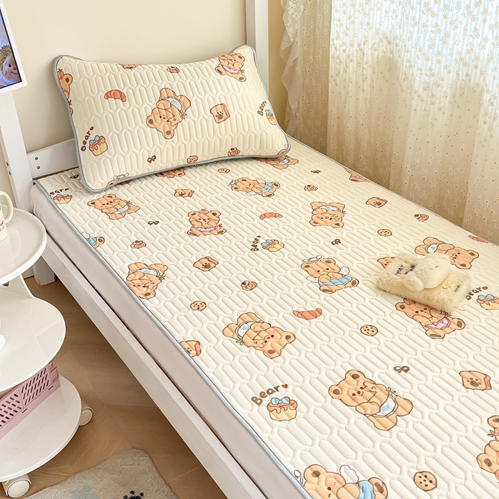 91家纺网 家纺一手货源 找家纺 川悦生活 2025新款小阪凉感丝印花凉席-学生床 奶芙熊