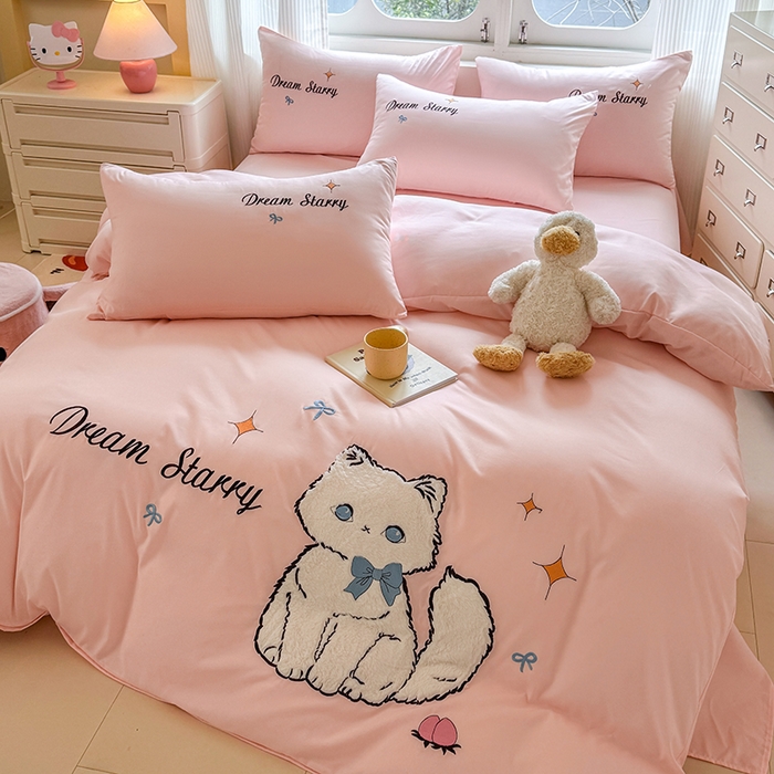 91家纺网 家纺一手货源 找家纺 凯美 2025新款超柔水洗棉卡通贴布绣四件套 幸运小猫-粉玉