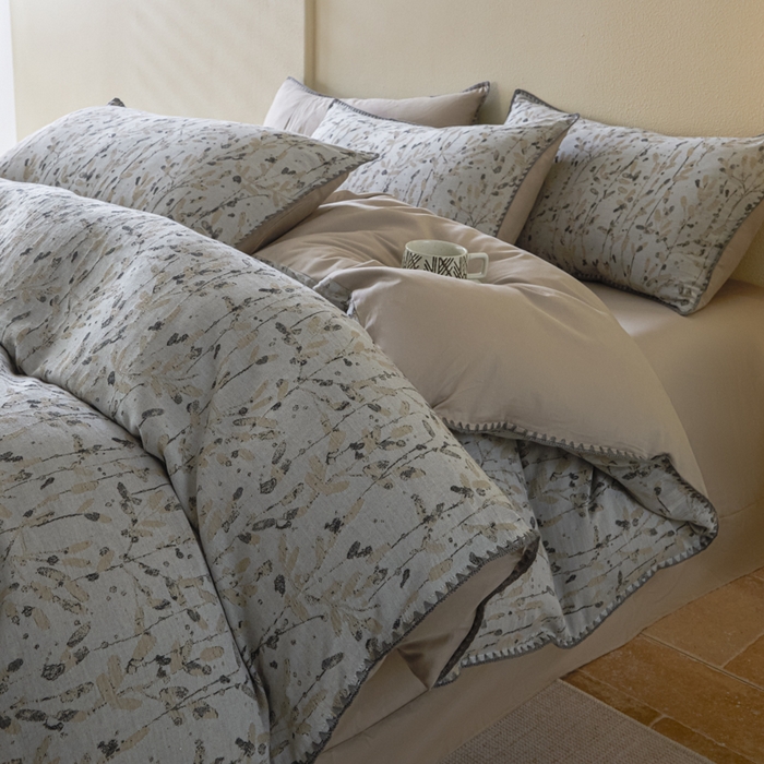 91家纺网 家纺一手货源 找家纺 2025新款亲肤全棉三层纱提花四件套 叶语-珠子褐